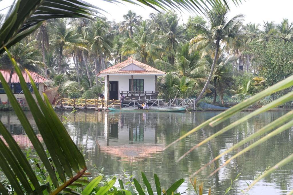 Munroe Island Lake Resort Mundrothuruth Exterior foto